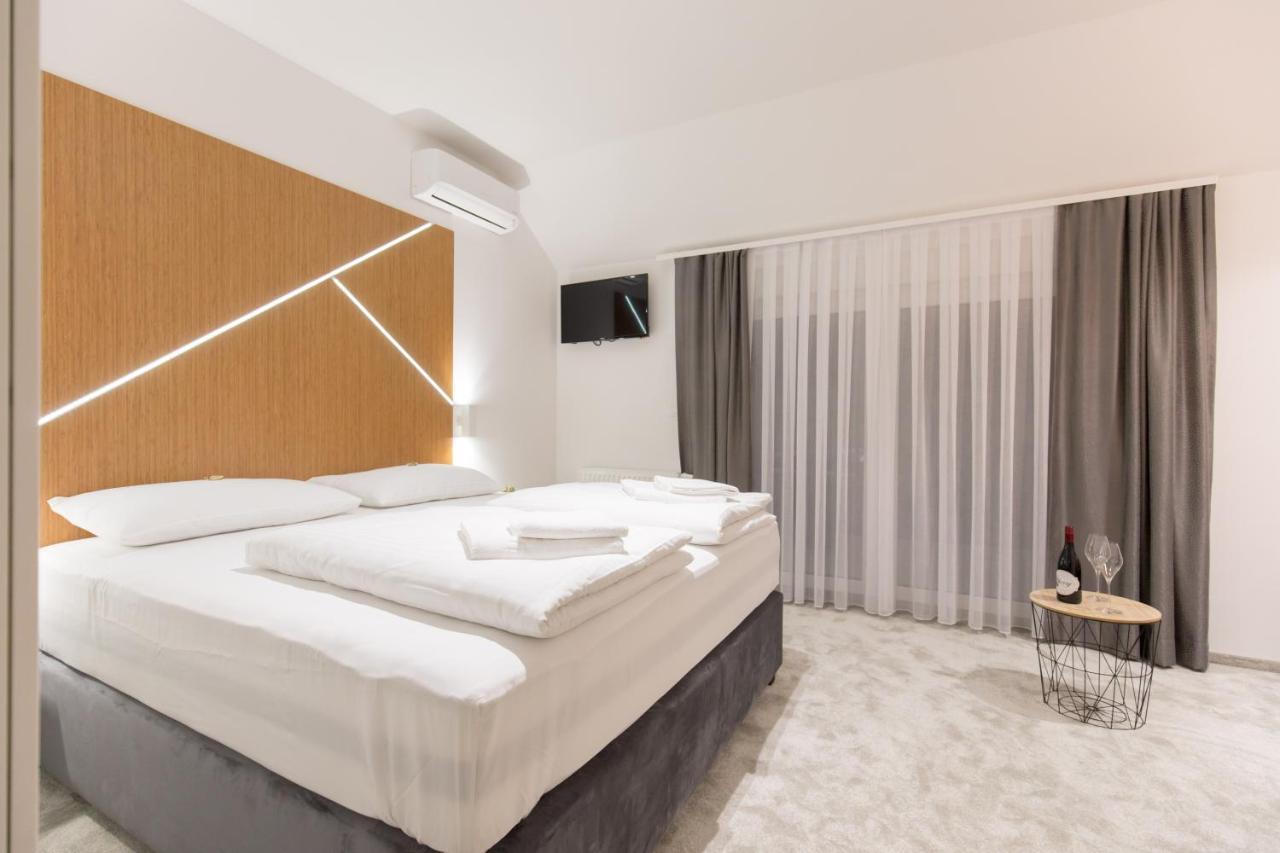 Apartmani I Sobe Pejacevic โอซีเยก ภายนอก รูปภาพ