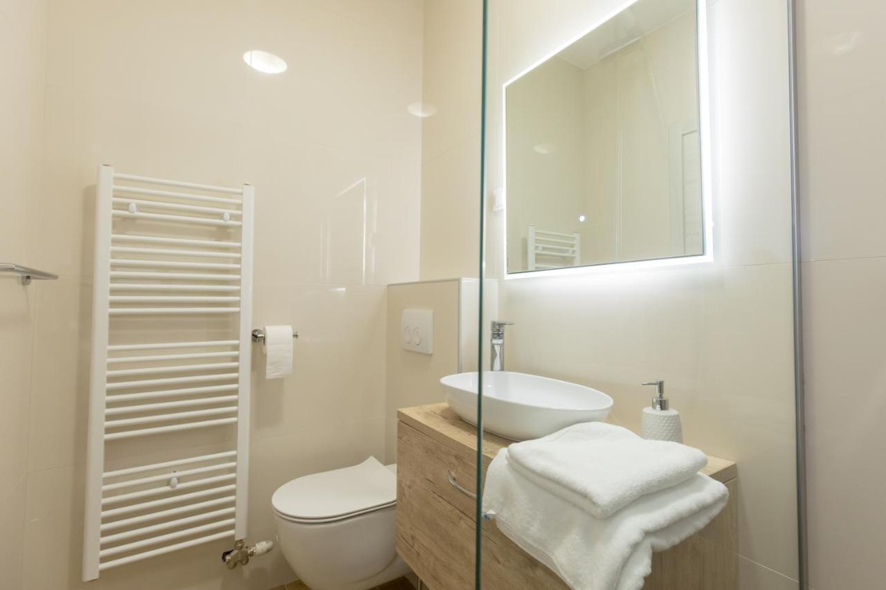Apartmani I Sobe Pejacevic โอซีเยก ภายนอก รูปภาพ